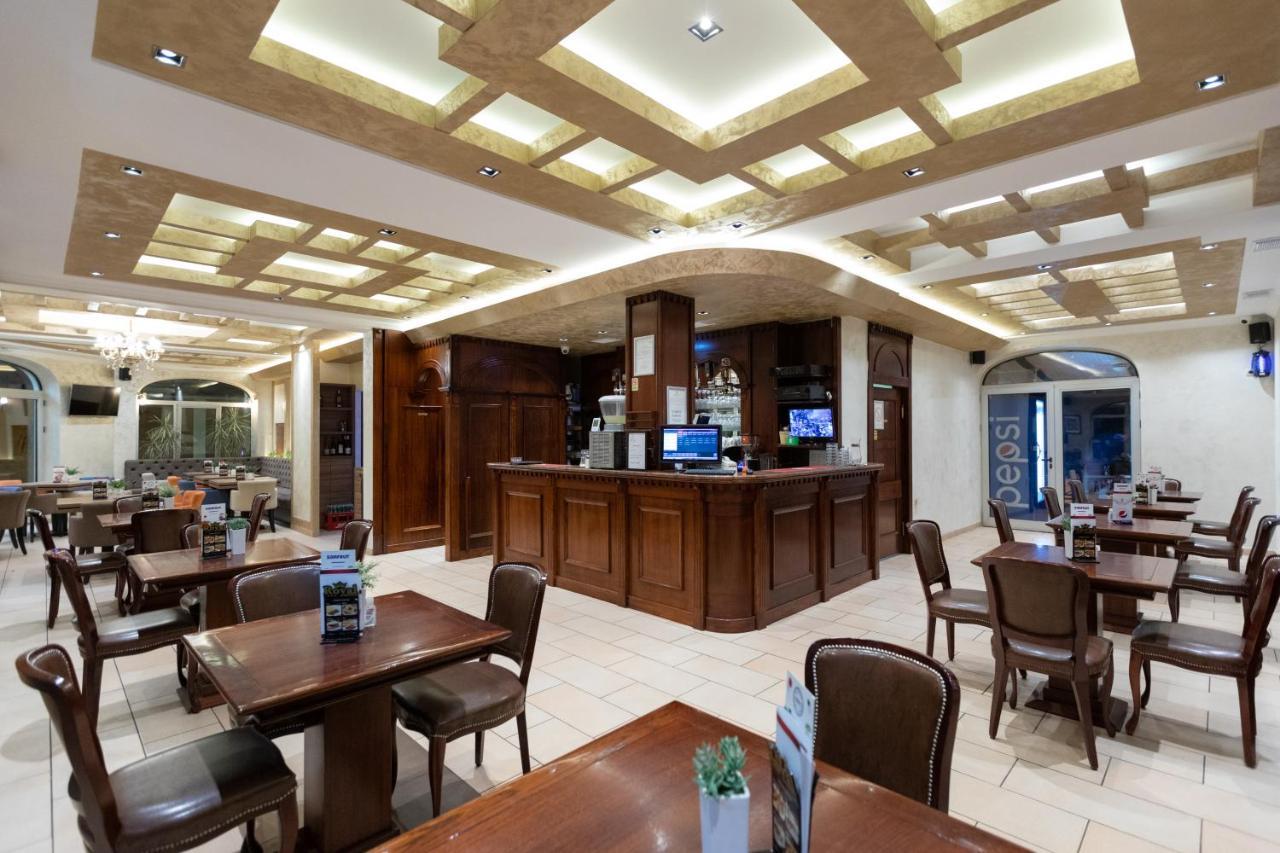 Garni Hotel Royal Crown Subotica Buitenkant foto