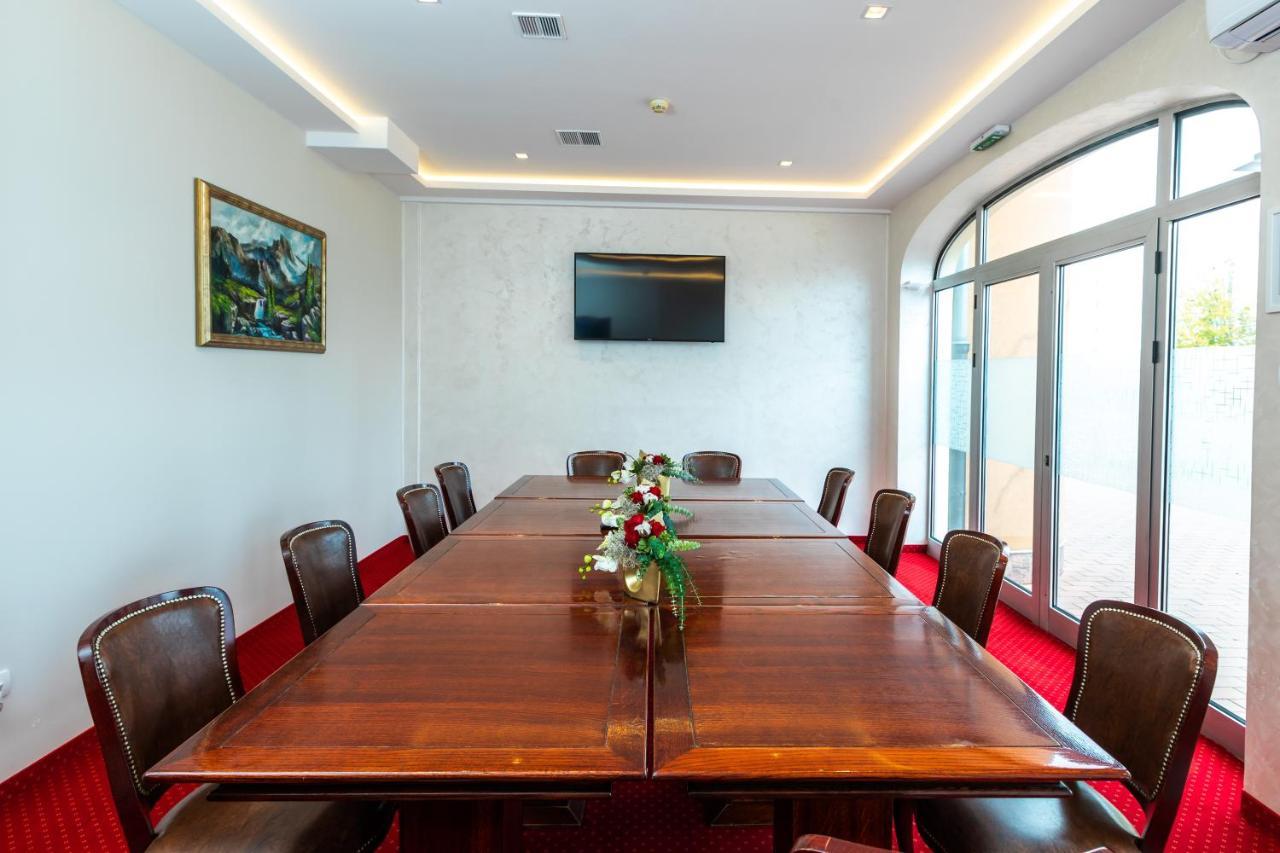 Garni Hotel Royal Crown Subotica Buitenkant foto