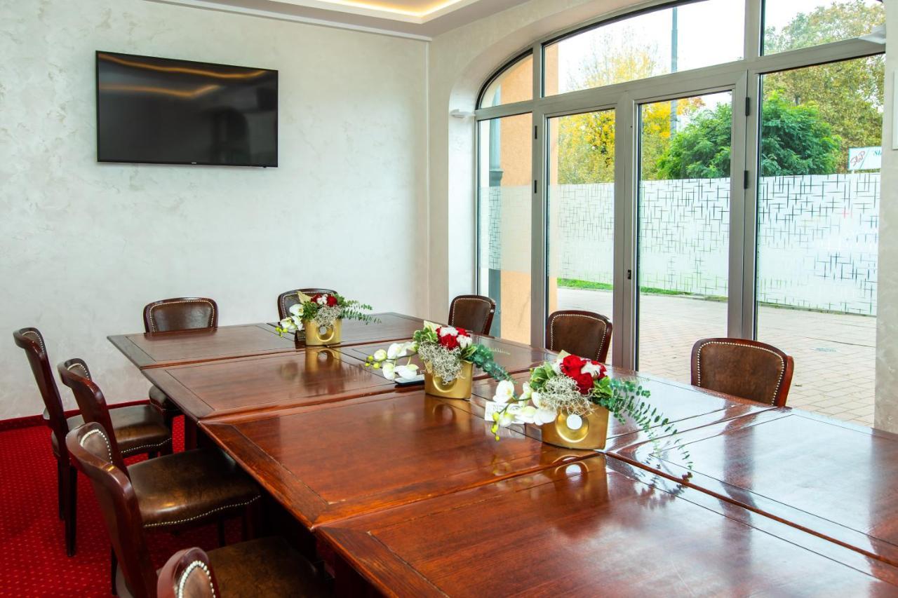 Garni Hotel Royal Crown Subotica Buitenkant foto